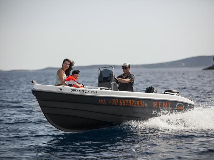 Licence-Free boat to discover Paros by sea (5pax)